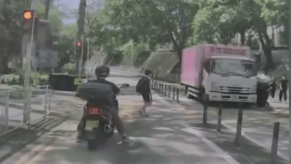 密斗貨車近距離駛過3名過路女生,險象環生。YouTube:車Cam特警 密斗貨車近距離駛過3名過路女生,險象環生。YouTube:車Cam特警