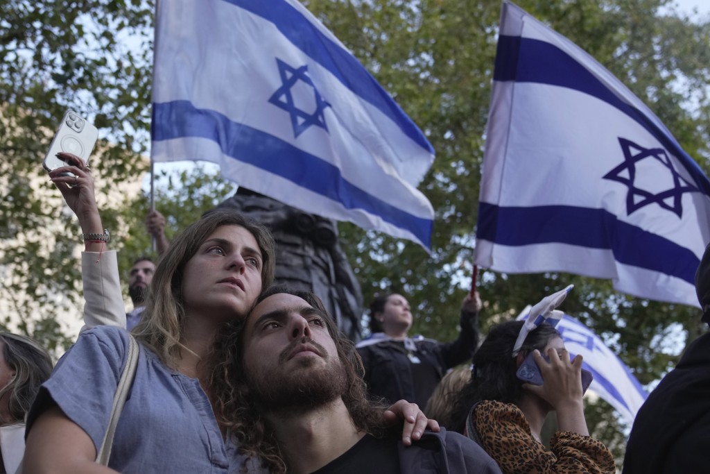 在伦敦，有民众为以色列举行「犹太社区守夜」活动。AP