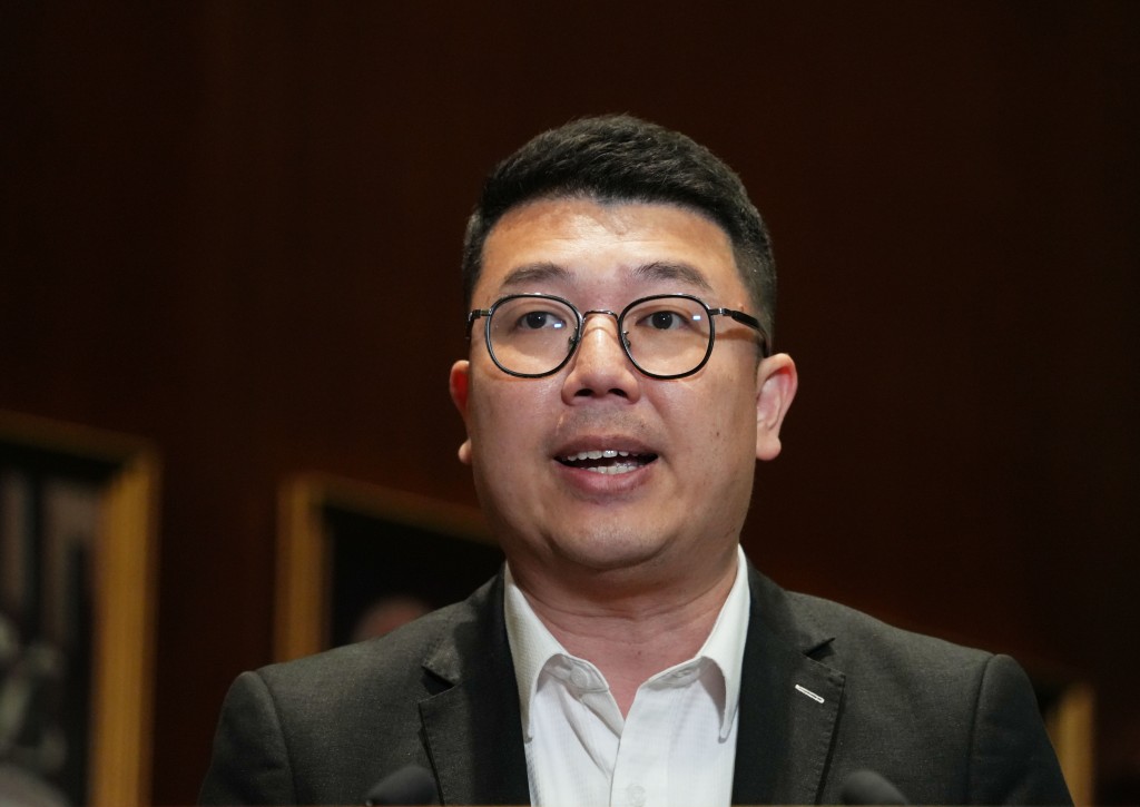 立法会环境事务委员会主席、民建联的刘国勋今早在电台节目表示支持暂缓推行垃圾收费。资料图片