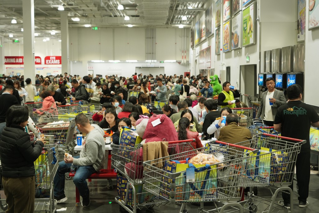 港人北上大型超市購買日用品回港。資料圖片