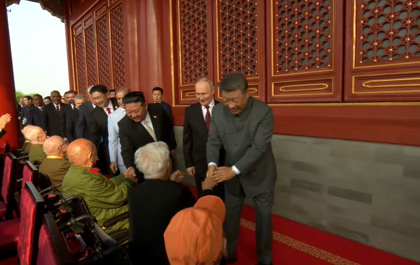 習近平與抗戰老戰士握手致意，包括香港老戰士羅競輝（右一）。