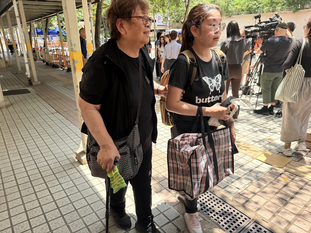 鄧太與女兒上樓執拾。梁國峰攝 鄧太與女兒上樓執拾。梁國峰攝