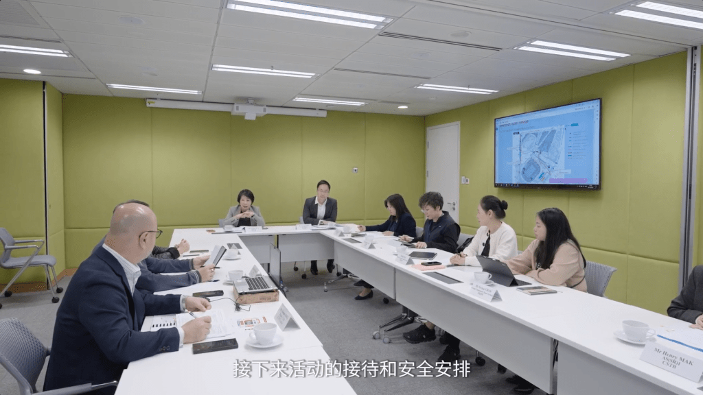 紀錄片第三章《超級工 程》，由體育園營運團隊及政府官員帶 領觀眾走進幕後，重現體育園每個關鍵瞬間。啟德體育園圖片