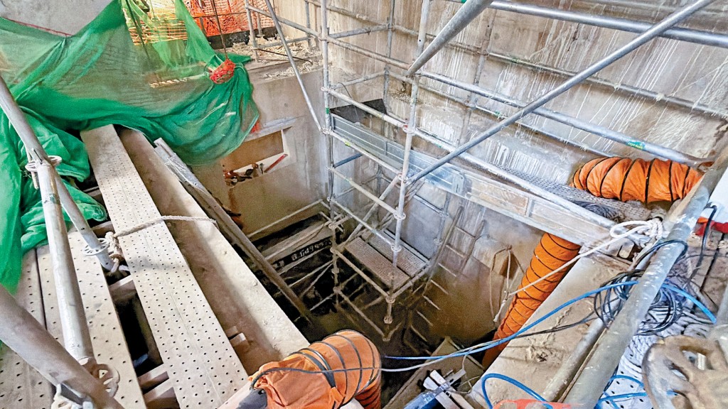 事主在地下一個2米高工作台工作期間疑身上衣物被鑽機攪實索頸受傷送院。