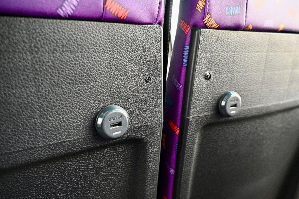 巴士座位有USB充電位。