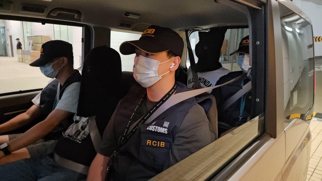 海關拘捕兩名內地男子。曾志恆攝 海關拘捕兩名內地男子。曾志恆攝