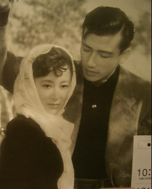 岸惠子憑《請問芳名》三部曲走紅，連片中的「真知子卷」造型都大受歡迎。
