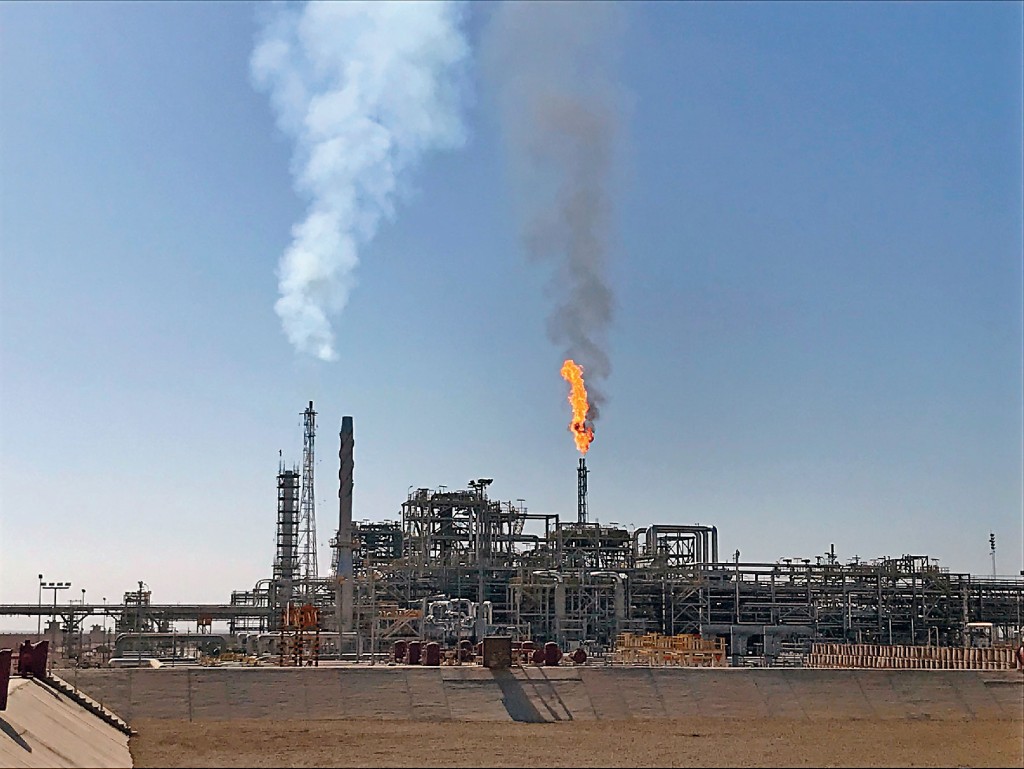 石油在燃烧时亦会向大气层释放二氧化碳，加剧全球暖化。