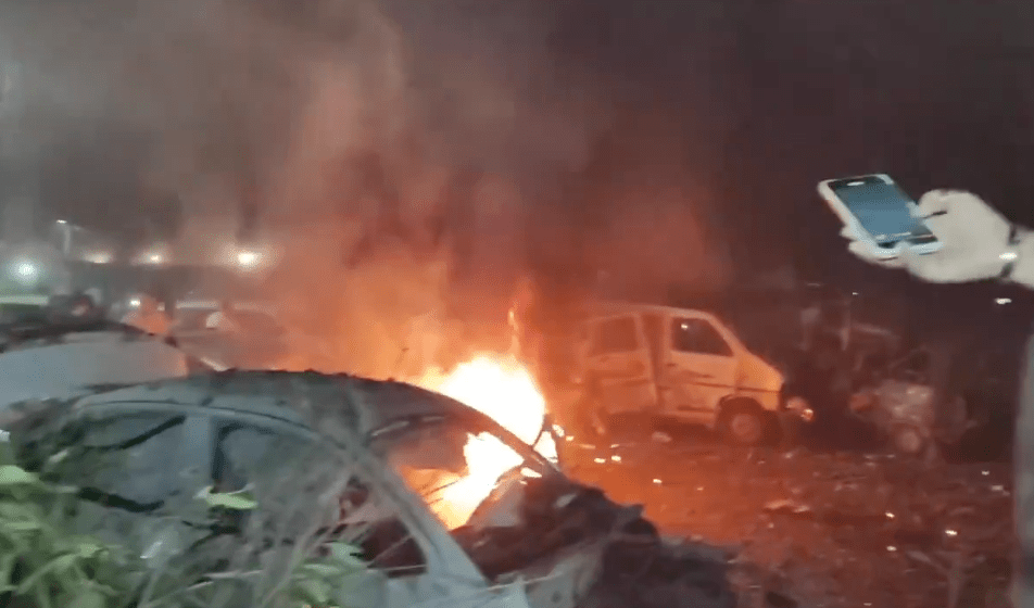 現場火光沖天，至少造成13人死亡、30人受傷。