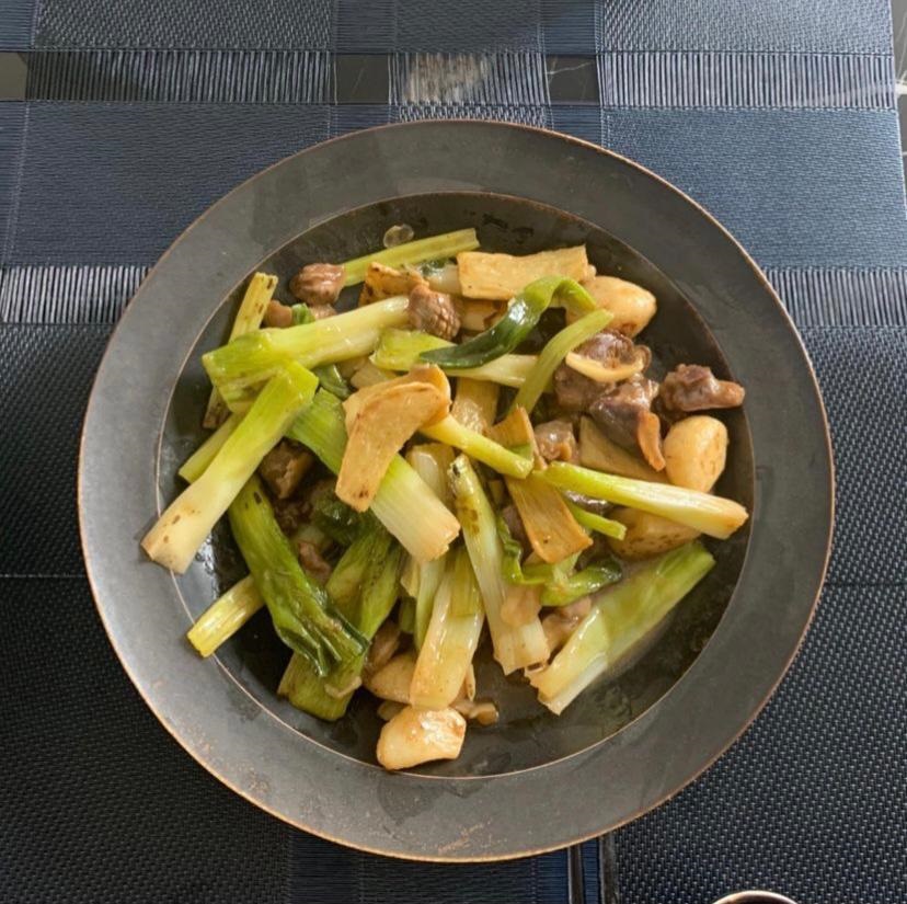 再貼上「遮遮」煮的午餐，「薑蔥炒雞腎走腎」。
