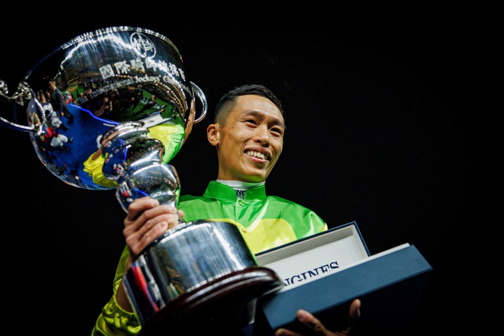 何澤堯於2023年締造歷史,成為香港首位奪得浪琴國際騎師錦標賽冠軍的本地培育騎師。 何澤堯於2023年締造歷史,成為香港首位奪得浪琴國際騎師錦標賽冠軍的本地培育騎師。