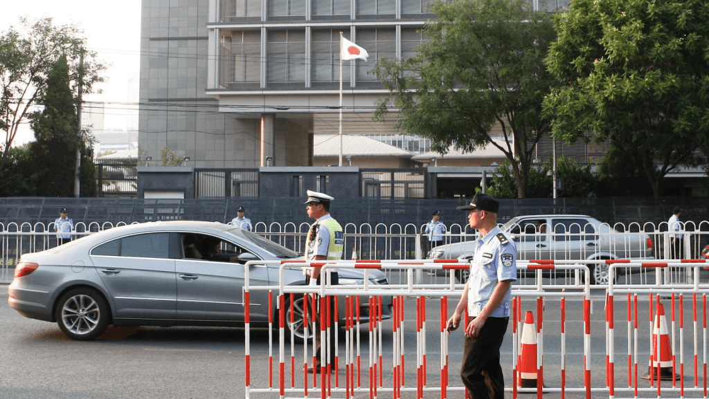 日本驻华大使馆发文，提醒在华日本人谨言慎行。