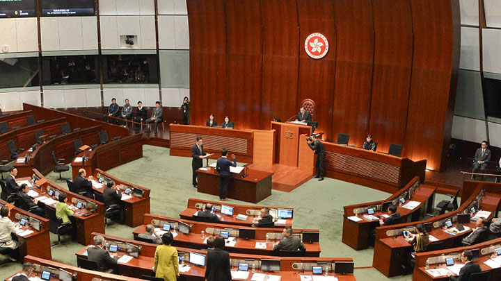 原本懸掛在立法會會議廳主席座椅背後的是香港特區的區徽。資料圖片