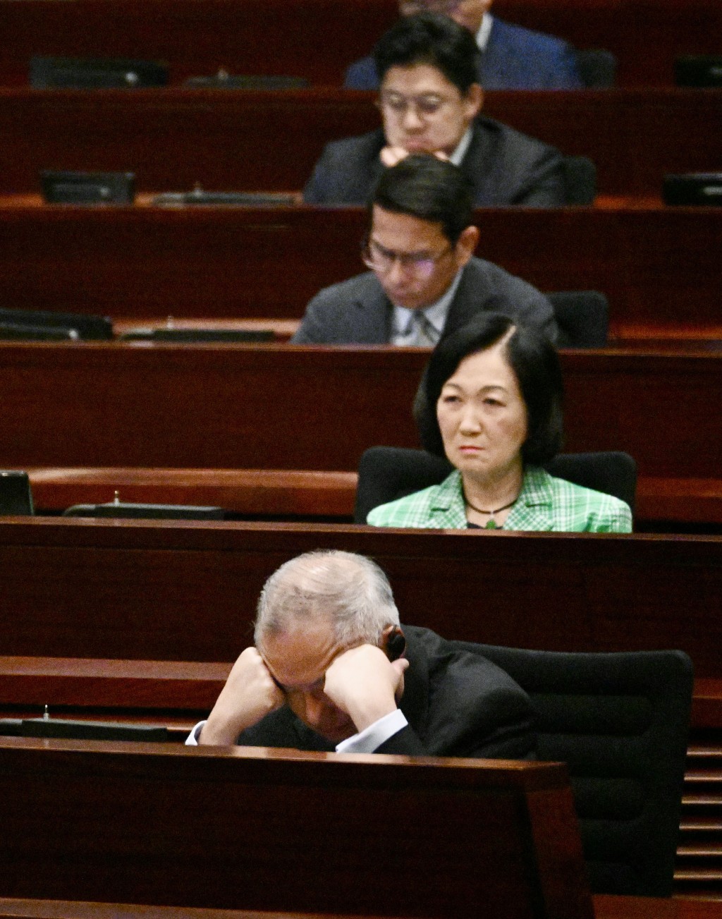 张宇人用手抵住太阳穴，以求令自己保持清醒。苏正谦摄