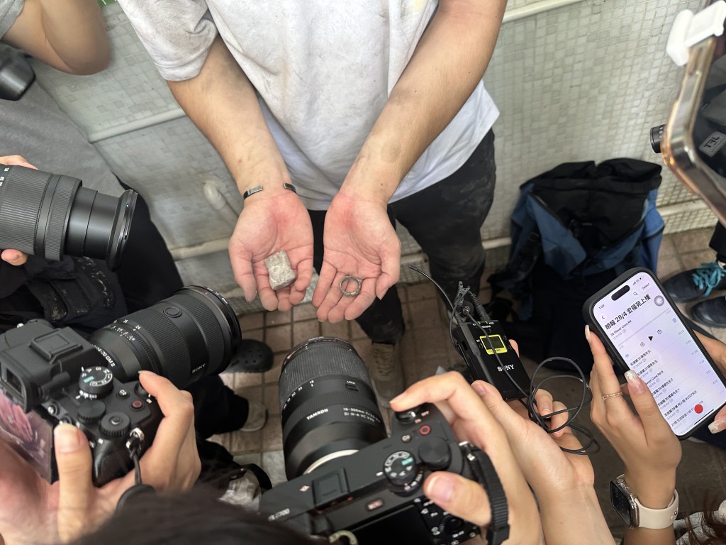 崔先生展示寻回的戒指。