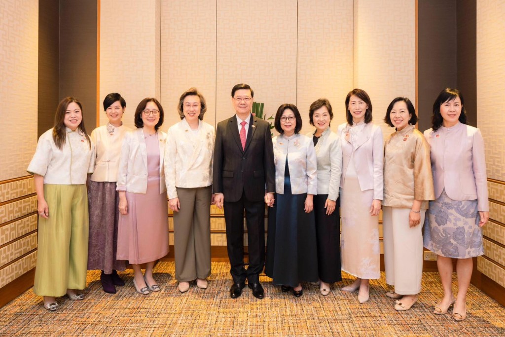 多位女官員，包括陳美寳及麥美娟，均一同穿上由香港知專設計學院學生設計的華服。麥美娟fb