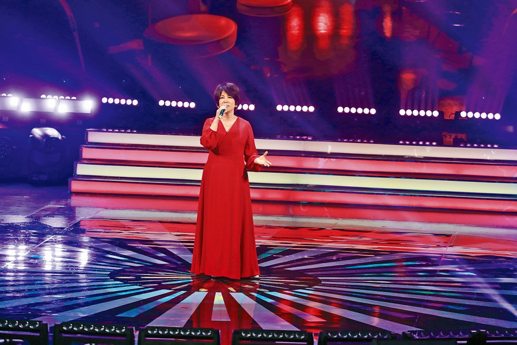 蔡姐早前为《中年好声音2》担任嘉宾时唱了广东版的《你的眼神》，让歌迷观众都欢呼不断。