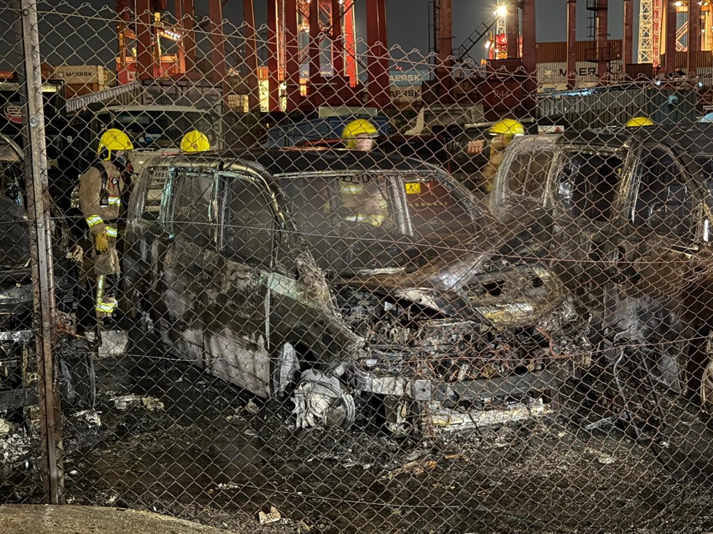 多部汽車被燒剩支架。