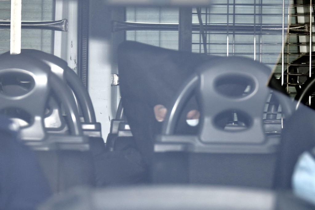 疑似载有被告的警车驶入九龙城裁判法院。陈浩元摄
