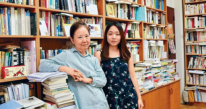 葉秋弦因中學時舉行的講座,認識台灣作家蘇偉貞(左),其後更成為好友。照片攝於蘇偉貞在成功大學的研究室。