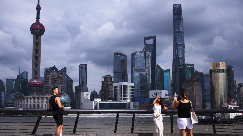 上海市黃浦區外灘濱水區兩旁有多幢高樓。中新社