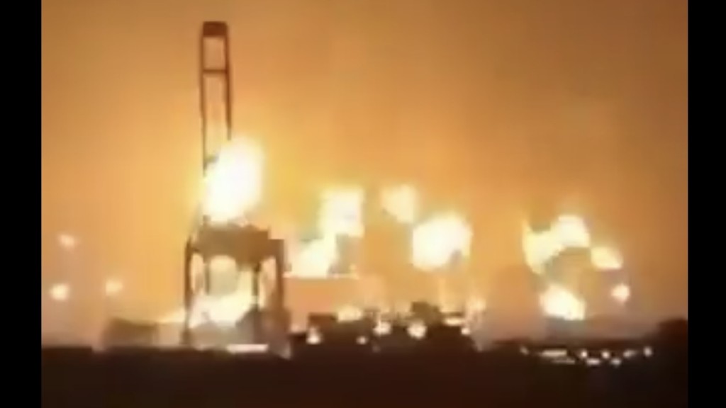 网传影片显示卡塔尔拉斯拉凡工业城陷入火海。 X@MarketIntl_