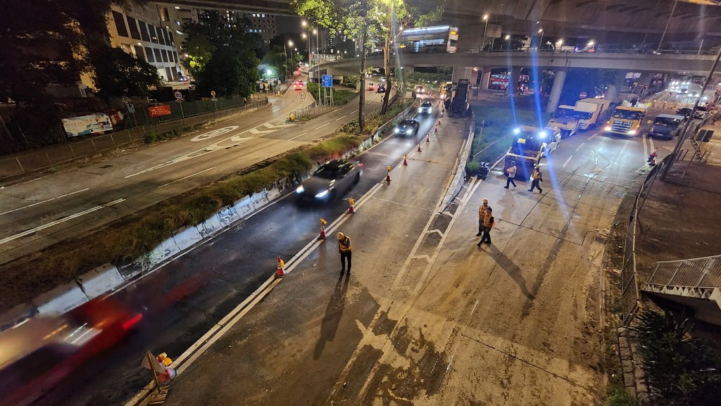 運輸署於上午03時05分宣佈，荔枝⾓道(往旺⾓⽅向)近蝴蝶⾕道的全線現已解封。黃文威攝