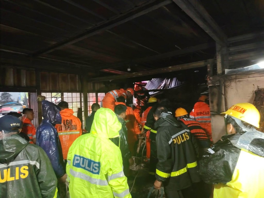 菲律宾豪雨引发山泥倾泻，警察单位协助救援。 fb / Benguet 2nd Mobile Force Company