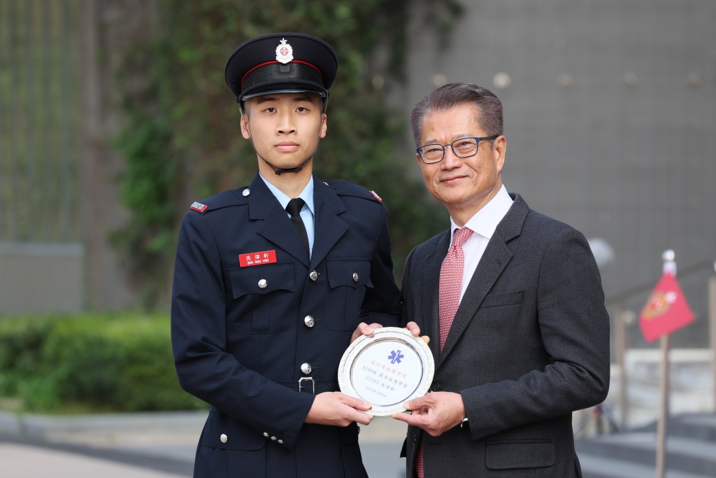 陈茂波（右）颁发最佳救护学员奖。