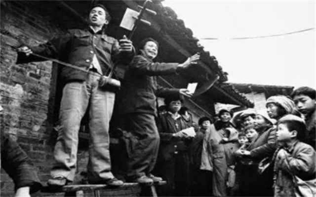 1949年建立中華人民共和國後，皇帝制度已被廢除，但很多人仍聚眾結社另起帝國。