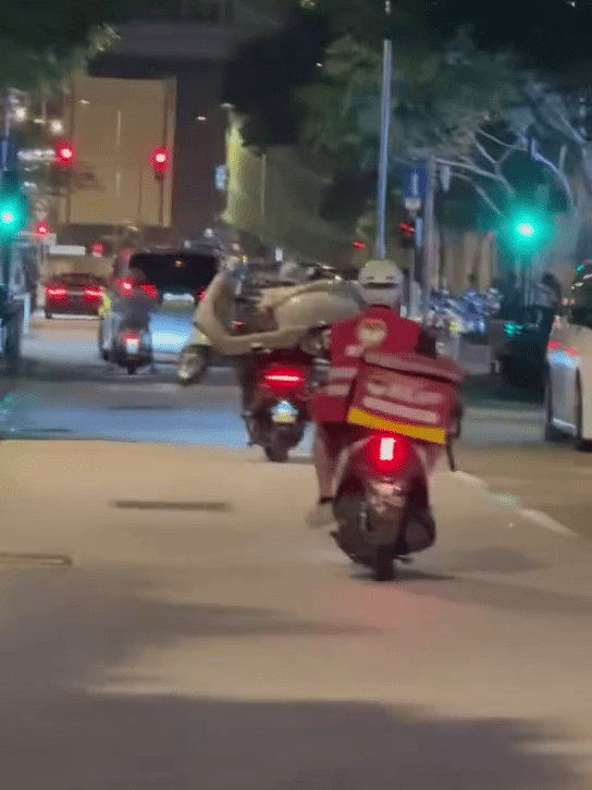 現場車水馬龍，後方外賣電單車手見狀，遂保持一定距離。FB：Danny Chan@澳門道路情報