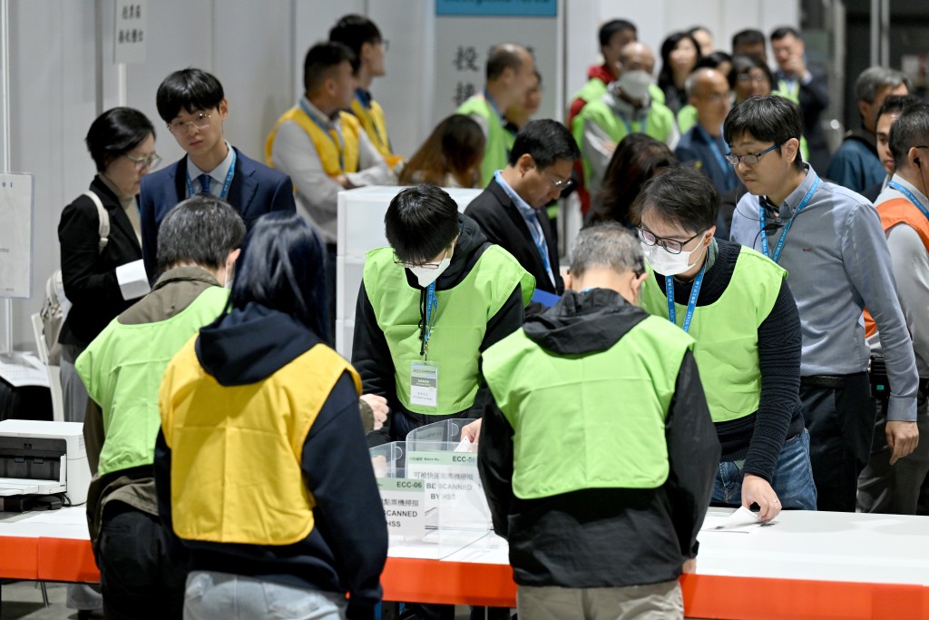 首日合共接獲307份提名表格。 首日合共接獲307份提名表格。
