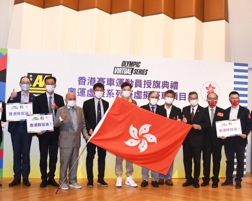 周天浩(中)將代表香港出戰奧運虛擬賽車總決賽。郭晉朗攝