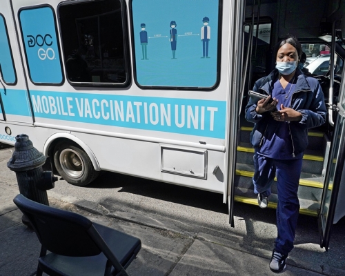 停駐流動疫苗車。AP圖片
