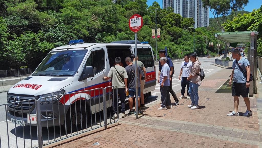 警员在长康邨内休憩处拘捕4名男子，年龄介乎69至80岁，涉嫌街头聚赌。