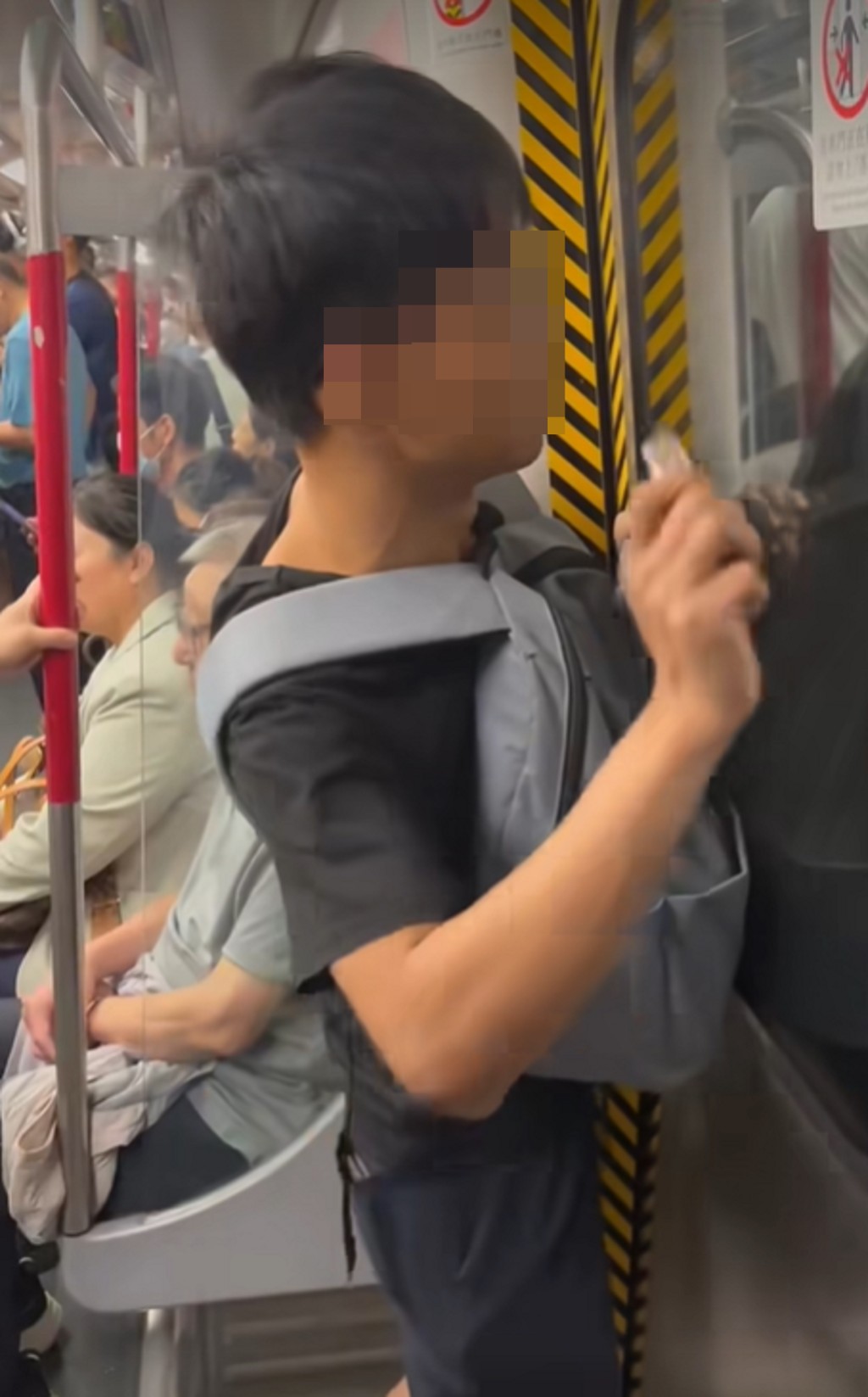 有少年手持電子煙槍,在港鐵車廂內全身顫抖。 網上圖片 有少年手持電子煙槍,在港鐵車廂內全身顫抖。 網上圖片