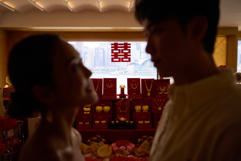 隨著年底婚期將至,兩人近日於IG分享「過大禮」照片。 隨著年底婚期將至,兩人近日於IG分享「過大禮」照片。