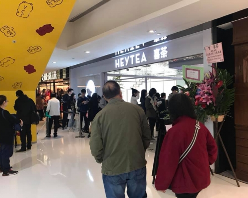 沙田「喜茶」分店外繼續有逾百人輪候。網民Pepe Fong圖片