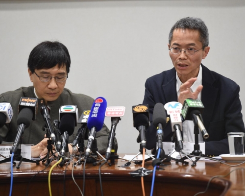 衞生防護中心總監黃加慶（右）。