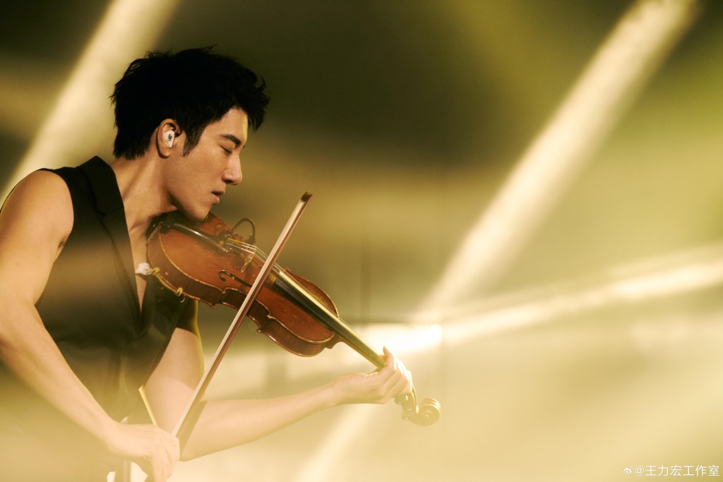 王力宏又拉小提琴。