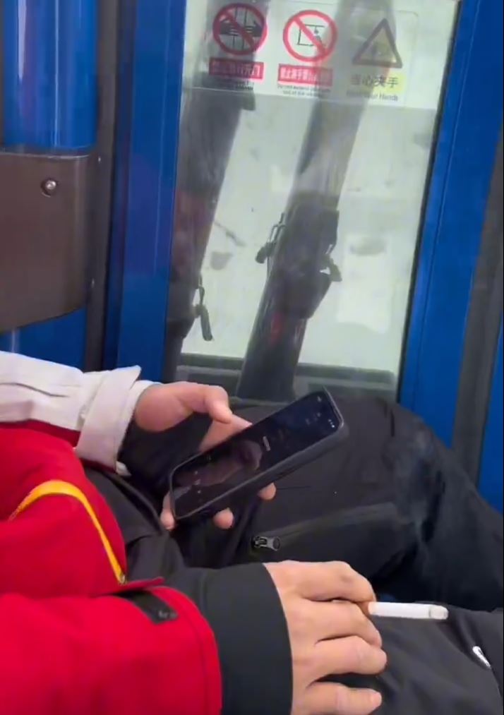 男滑雪客在缆车吸烟被制止后，情绪失控。微博