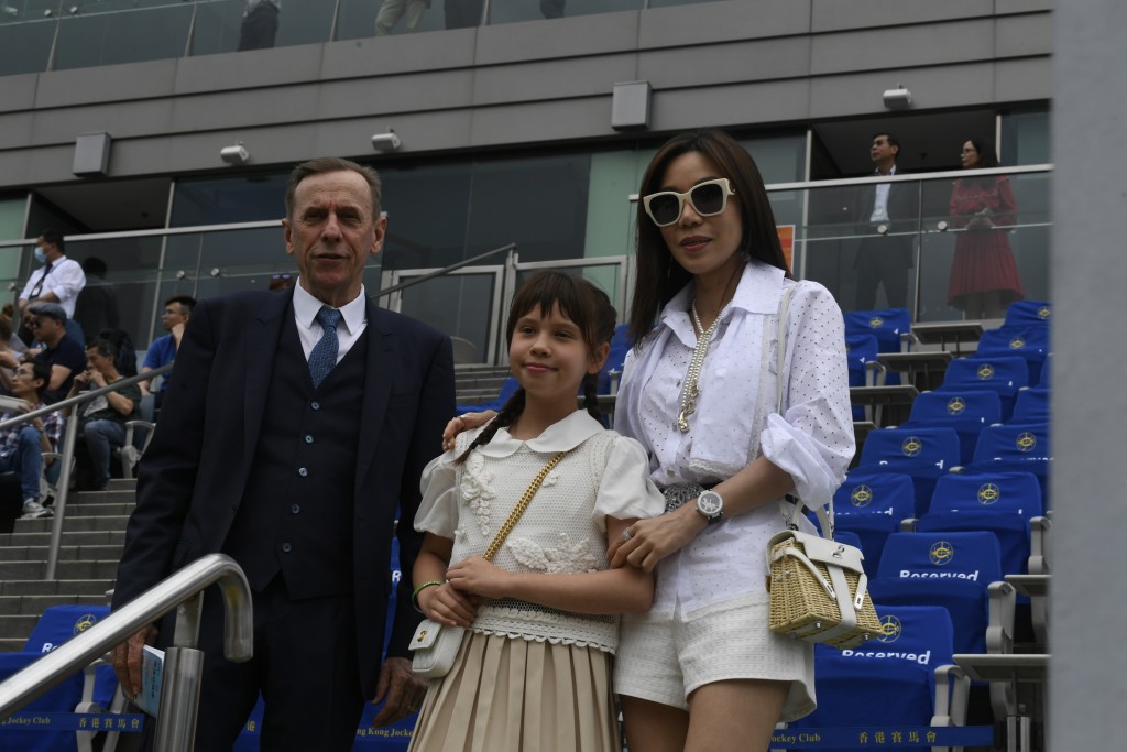 蔡约翰在今个暑假与太太及女儿前往法国旅行。