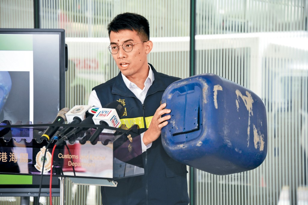 海关有组织罪案调查科特别调查第二组调查主任郭俊廷展示经过改装的塑胶油桶。