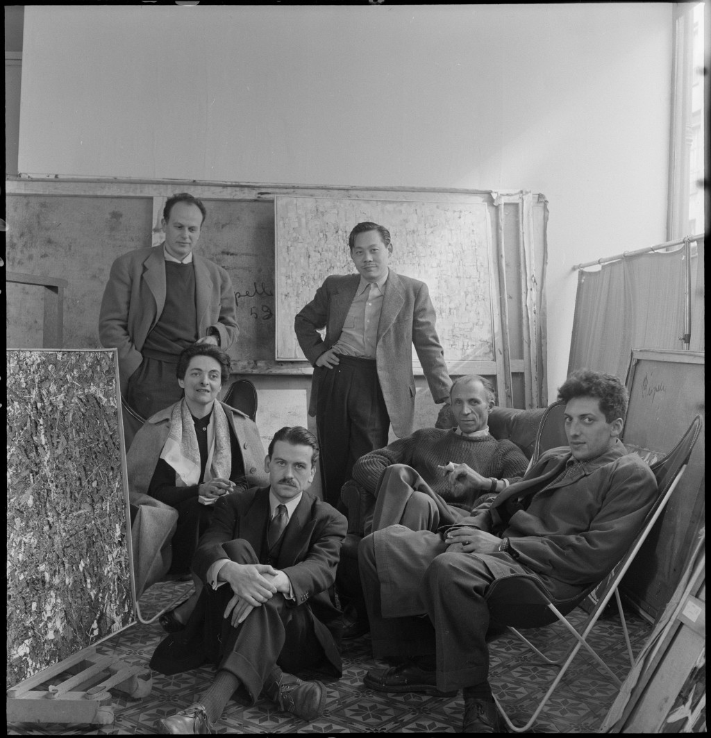 （左至右）藝術家雅克·傑爾曼、瑪麗亞·埃倫娜·維埃拉·達席爾瓦、趙無極、喬治· 馬修及尚·保羅·里奧佩爾，以及藝術經紀人皮耶·洛布於1953年在巴黎的皮耶畫廊合 影。（©Ministère de la Culture-Médiathèque du patrimoine et de la photographie, Dist. GrandPalaisRmn/Denise Colomb)