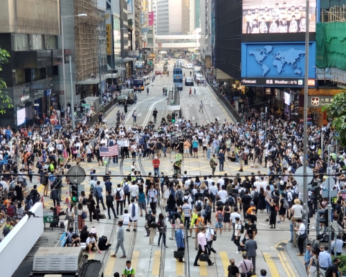 中環有示威者堵路。