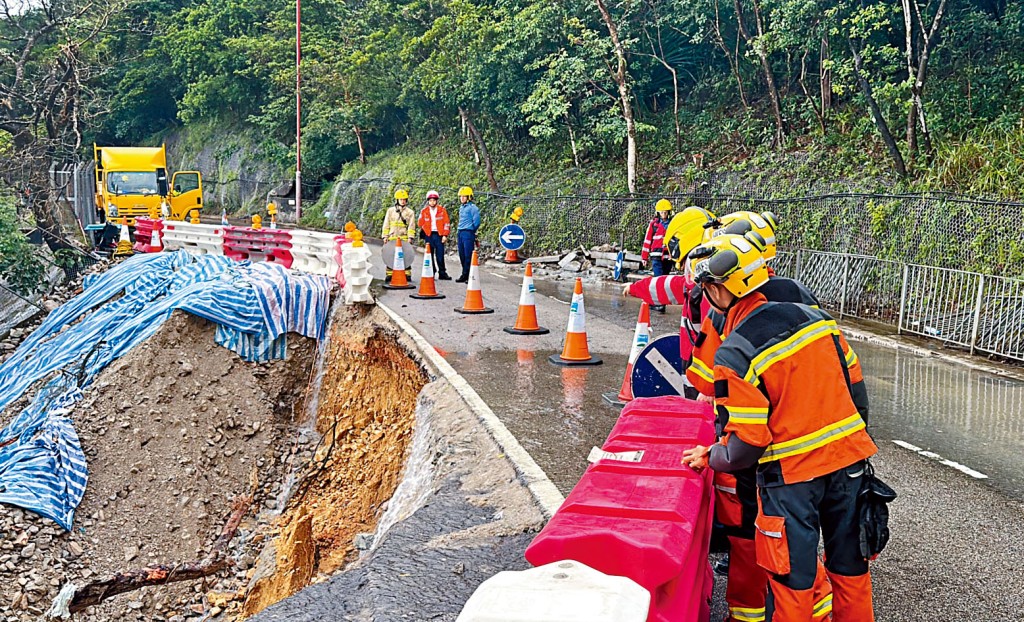 石澳道護土牆再度崩塌，需要全線封閉，工人在現場修復。