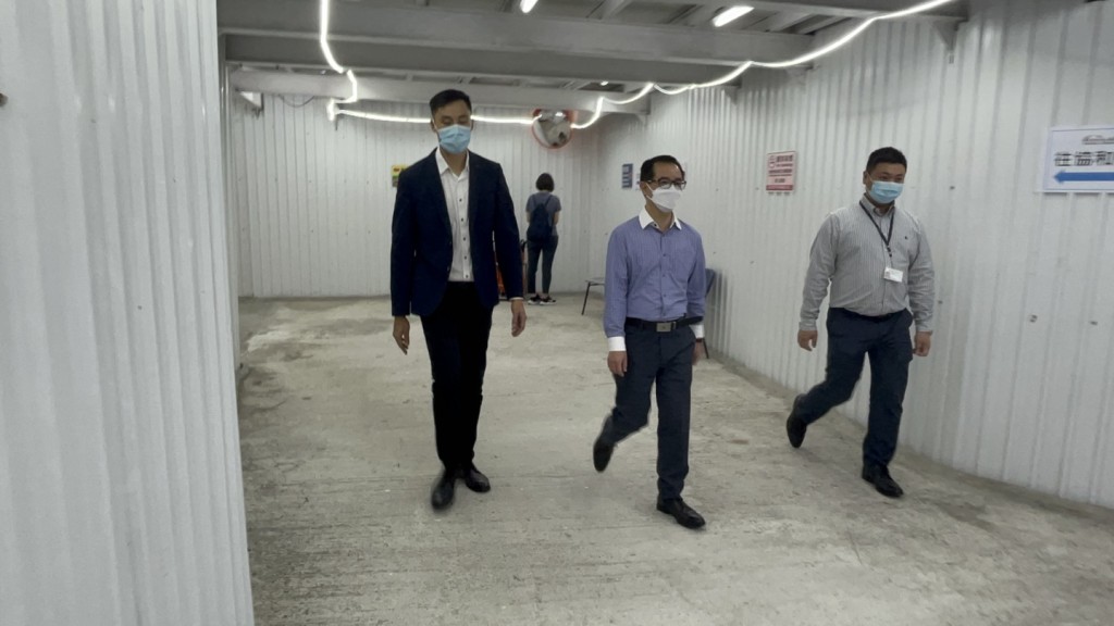 九巴車務總監關智偉到聯合醫院了解事件，並協助死者家屬。