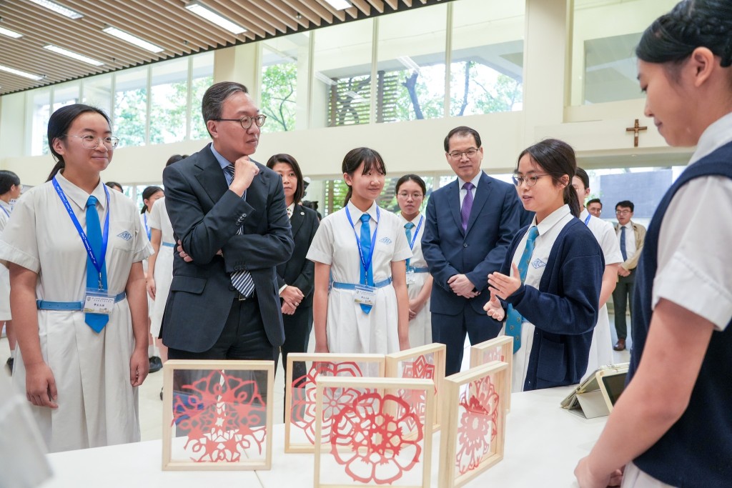 林定國與學生交流。