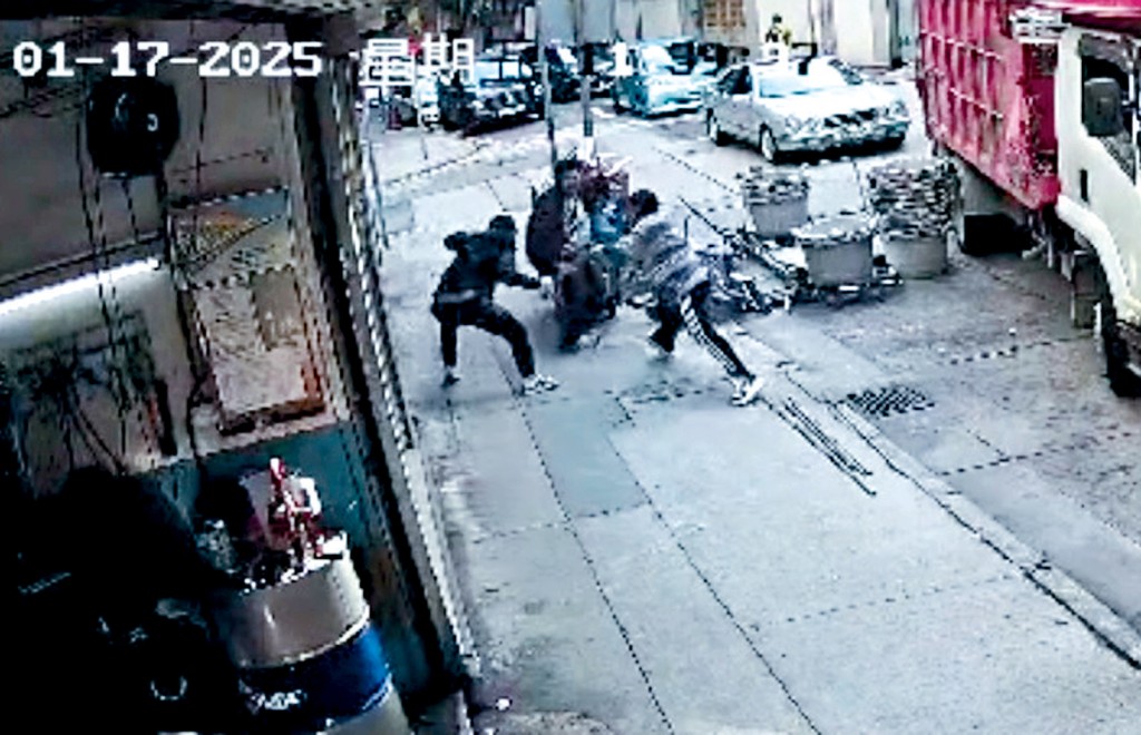 西灣河街發生的街頭斬人案，警方調查後拘捕兩名涉案「刀手」。