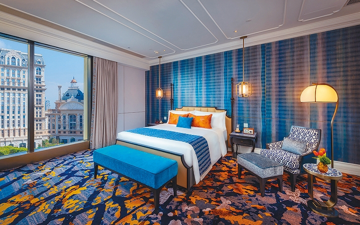 已率先開幕的上葡京酒店，客房設計寬敞瑰麗。